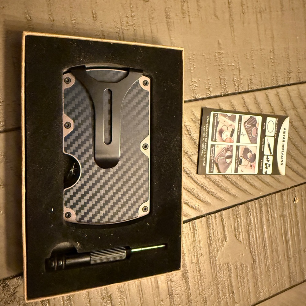 KEMISANT new in the box metal wallet